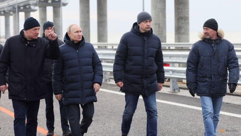Putin drives across Crimea bridge in a Mercedes Putin drives across Crimea bridge in a Mercedes