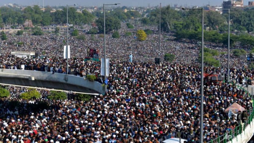 Tens of thousands mourn radical cleric's death in Pakistan Tens of thousands mourn radical cleric's death in Pakistan