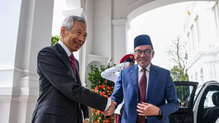 Isu 2 hala tidak harus dibiar tanpa huraian, kata Anwar Ibrahim di SG