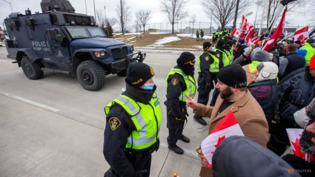 加拿大清场边境大桥 驱赶逮捕反接种示威者