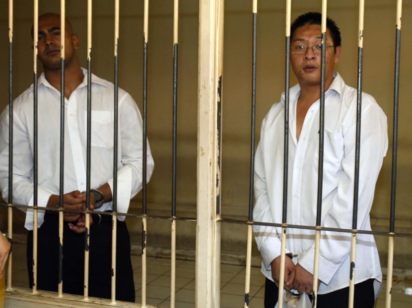 Australians Andrew Chan (R) and Myuran Sukumaran wait in a holding cell at a Denpasar court after they were sentenced to death for drug trafficking on the Indonesian resort island of Bali February 14, 2006. Photo: Reuters
