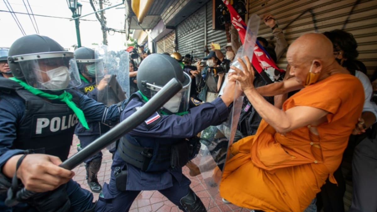 Police, protesters clash as Bangkok hosts summit