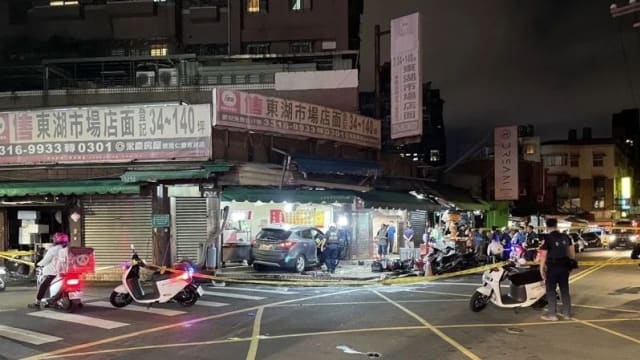 台湾15岁少年无照开外公车 失控高速撞小吃店夺三命