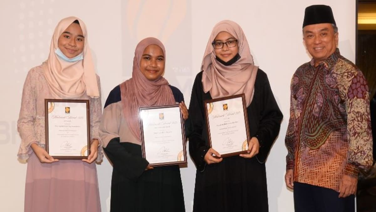 3 pelajar terima Anugerah Madrasah LBKM 2020 - Berita Mediacorp