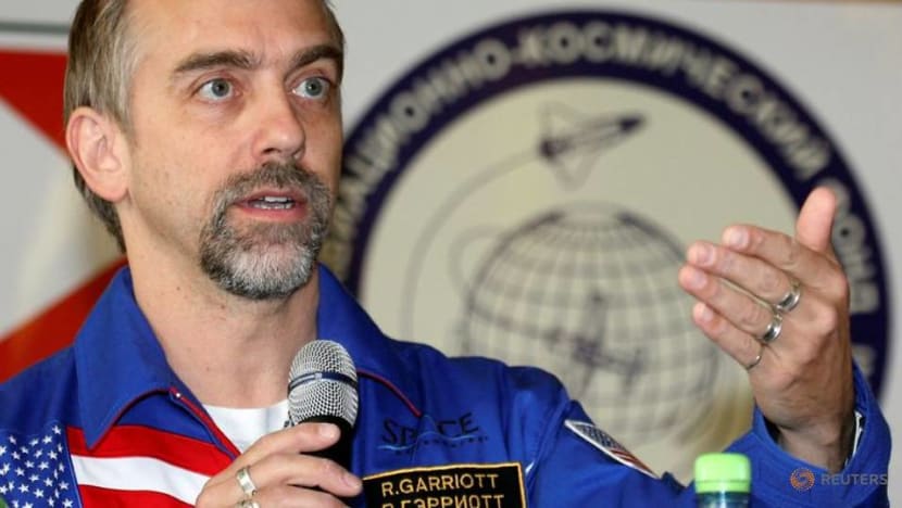 Space and sea explorer dives to deepest point on Earth Space and sea explorer dives to deepest point on Earth