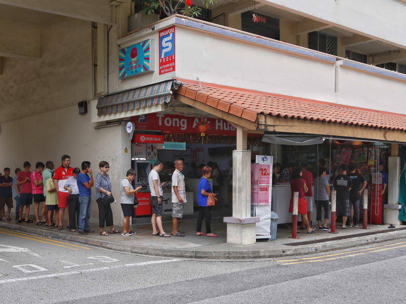The Toto queue at a “lucky” outlet at Blk 685 Hougang St 61. The Hong Bao draw took place on Friday at 9.30pm at the Singapore Pools Building. Photo: Raj Nadarajan/TODAY