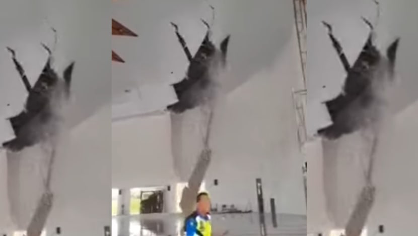 Siling Masjid Tanjak di Batam roboh; kontraktor diminta bertanggungjawab Siling Masjid Tanjak di Batam roboh; kontraktor diminta bertanggungjawab