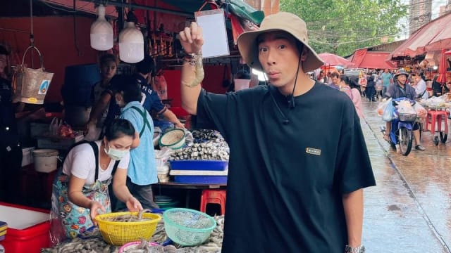 杨志龙逛曼谷菜市场　“鸡同鸭讲”能买对食材吗？