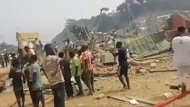 载着爆裂物卡车发生车祸后爆炸 数百栋建筑受损17人亡