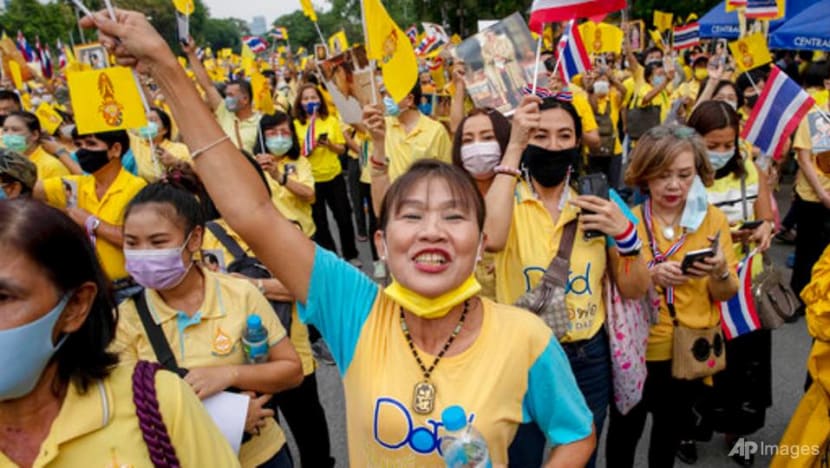 Thai royalists rally in counterpoint to student protesters