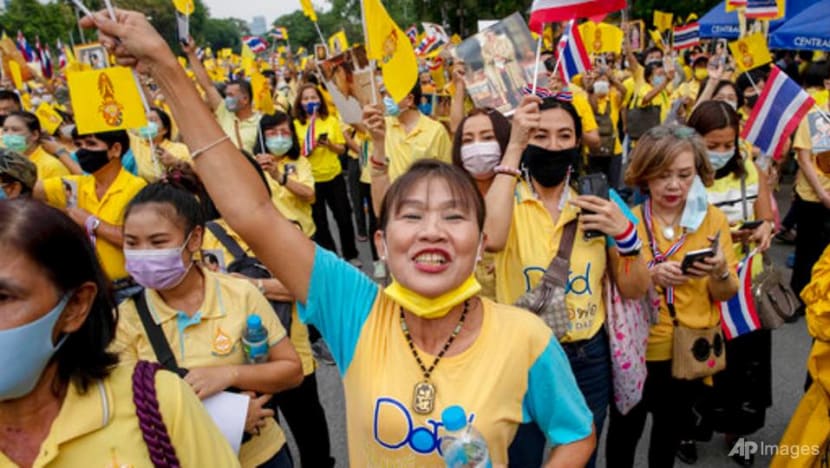 Thai royalists rally in counterpoint to student protesters Thai royalists rally in counterpoint to student protesters