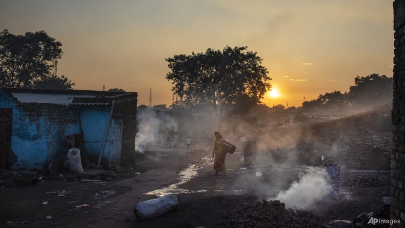 Smog chokes Indian capital as air pollution levels soar Smog chokes Indian capital as air pollution levels soar