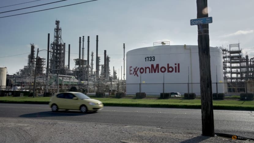 Exclusive-Exxon, Chevron look to make renewable fuels without costly refinery upgrades -sources Exclusive-Exxon, Chevron look to make renewable fuels without costly refinery upgrades -sources