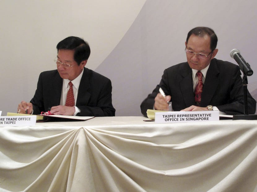 Seen in this photo released by the Taiwan Ministry of Foreign Affairs, Singapore's Trade Representative to Taiwan Calvin Eu, left and Taipei Representative Office in Singapore Hsieh Fa-da sign a trade agreement in Singapore, today, Nov 7, 2013. Photo: AP