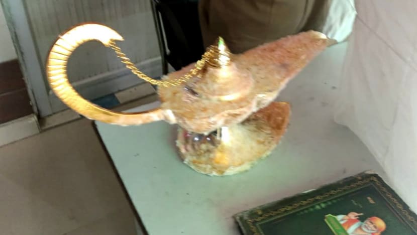 Doktor ini ditipu beli 'lampu ajaib Aladdin' Doktor ini ditipu beli 'lampu ajaib Aladdin'