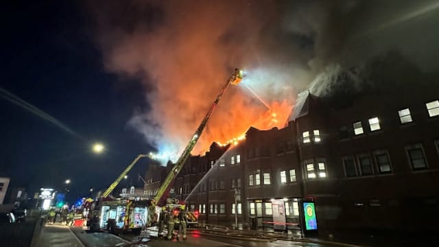 英国伦敦警察局失火 当局派出百多名消防员灌救