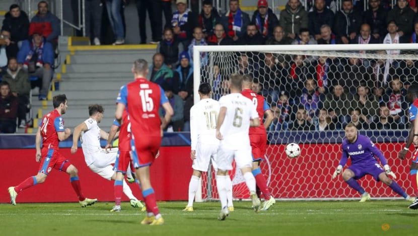 Soccer-Bayern Munich reach Champions League knockouts with 4-2 win over Plzen Soccer-Bayern Munich reach Champions League knockouts with 4-2 win over Plzen