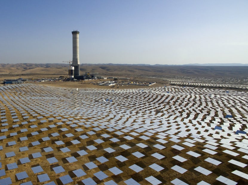 50,000 mirrors, known as heliostats, encircle the solar tower in the Negev desert, near in Ashelim, southern Israel on Dec 22, 2016. Photo: AP