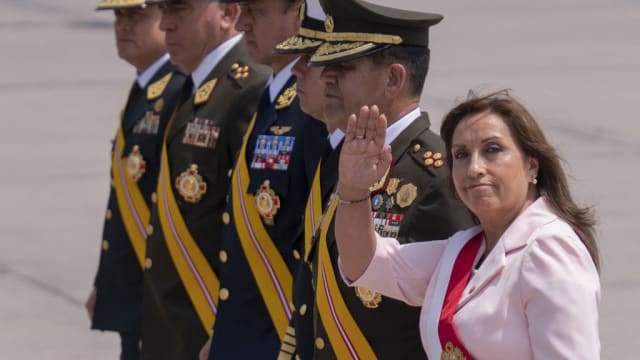 秘鲁新任总统博卢阿特承诺提前举行大选