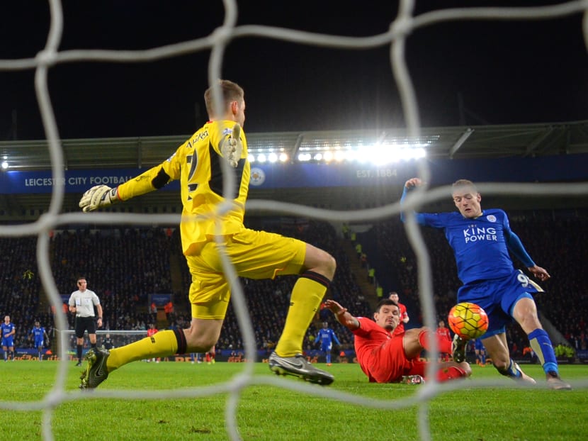 Jamie Vardy (R) of Leicester City scores his team's second goal past Simon Mignolet (L) of Liverpool during the Barclays Premier League match between Leicester City and Liverpool at The King Power Stadium on February 2, 2016 in Leicester, England. Photo: Getty Images