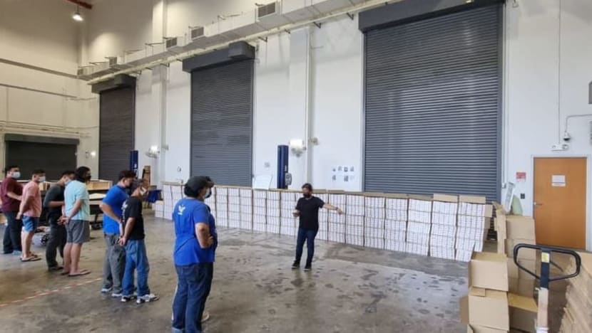 Lebih 3,200 karton rokok seludup dirampas di Loyang; 4 lelaki diberkas Lebih 3,200 karton rokok seludup dirampas di Loyang; 4 lelaki diberkas