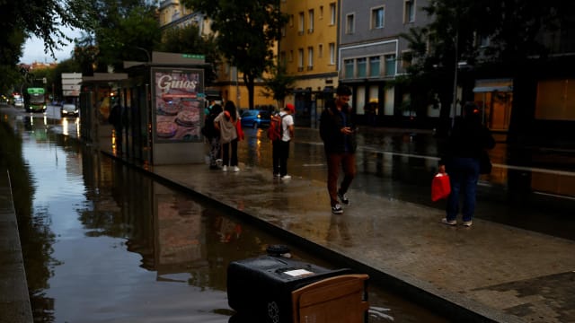 西班牙马德里暴雨成灾 多条地铁线和高铁一度停运