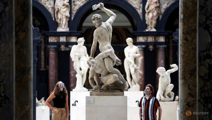 Fine art and face masks: London's Victoria and Albert Museum reopens amid COVID-19 Fine art and face masks: London's Victoria and Albert Museum reopens amid COVID-19
