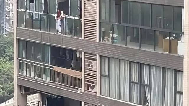 中国重庆三岁幼童被母亲从高楼抛下 送院不治
