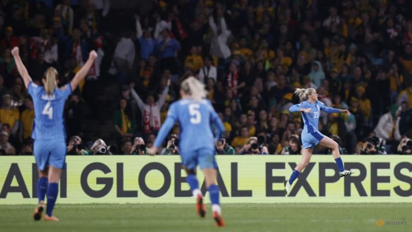 England reach World Cup final despite Kerr stunner