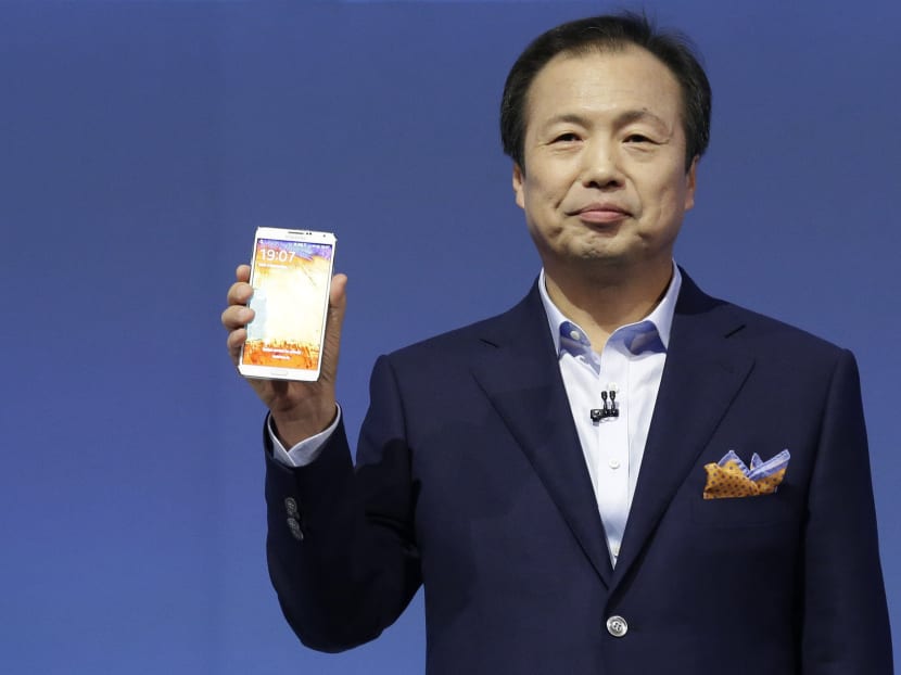 Mr Shin Jong-kyun, president and CEO, head of IT and Mobile Communication division of Samsung presents the Samsung Galaxy Note 3. Photo: Reuters