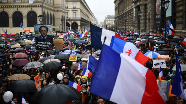法国反疫苗者上街抗议 “马克龙践踏人身自由”