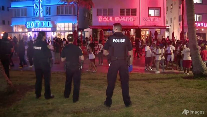 Miami Beach extends curfew, emergency powers to control spring break crowds Miami Beach extends curfew, emergency powers to control spring break crowds