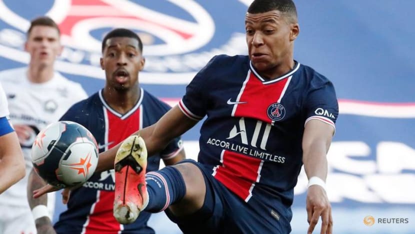 Soccer-David on target as Lille move top with PSG win Soccer-David on target as Lille move top with PSG win