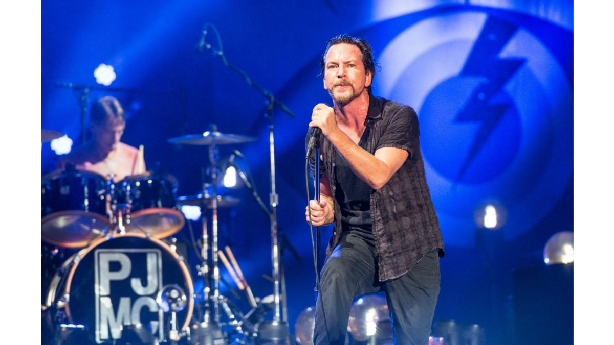 Eddie Vedder soundtracks Oscars In Memoriam - 8days