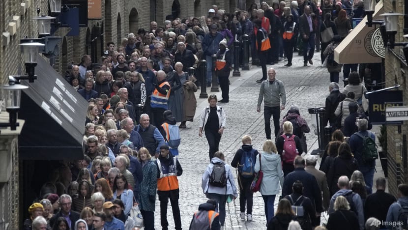 Queue to see Queen Elizabeth's coffin at capacity as people urged not to join