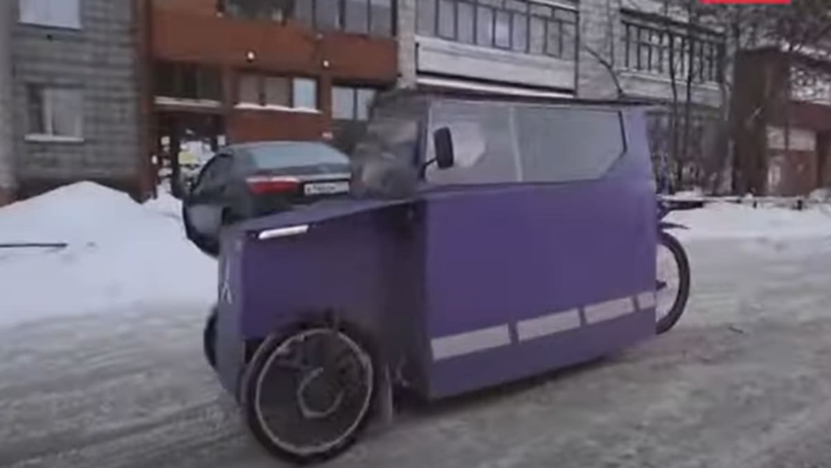 Basikal bermotor unik ini bantu warga Rusia berbasikal semasa musim ...