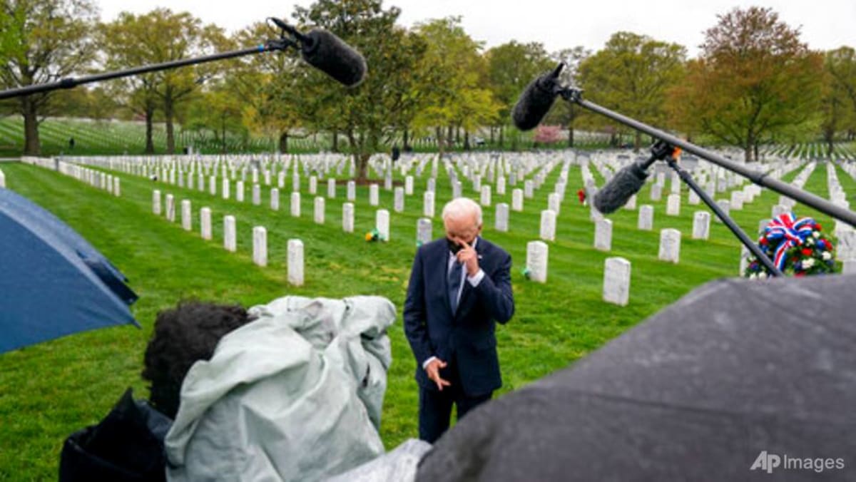 Berdiri di antara kuburan Amerika, Biden menjelaskan keputusan Afghanistan secara pribadi