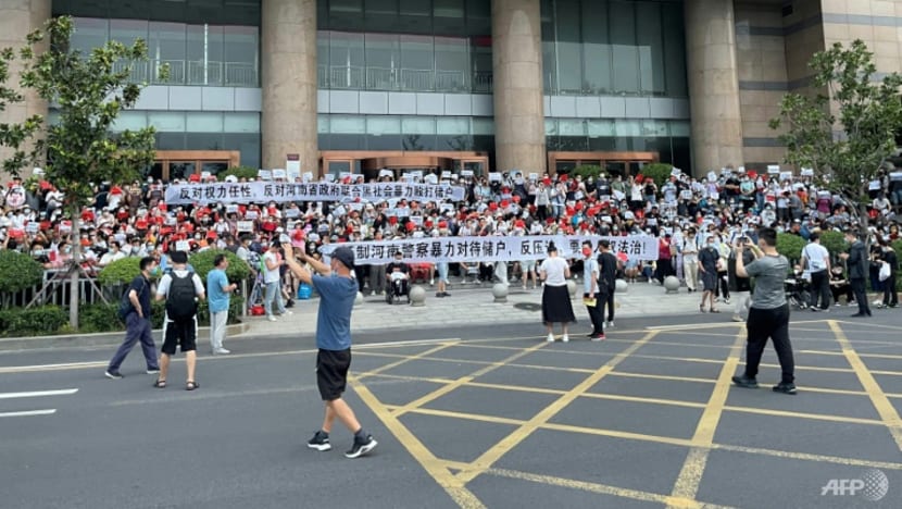 China probes banking inspector in Henan province after fraud case, protests China probes banking inspector in Henan province after fraud case, protests