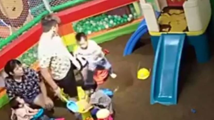 Lelaki dijel kerana pukul kanak-kanak autistik di taman permainan tertutup Yishun