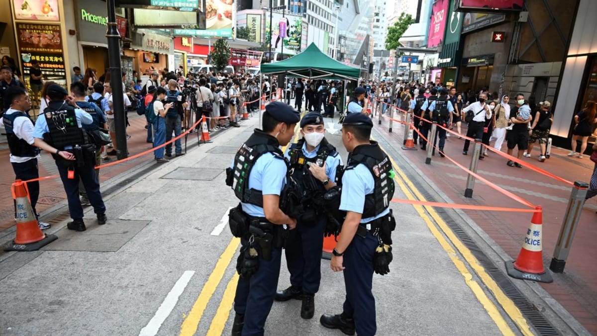 香港警方在天安门事件周年纪念日逮捕了几位著名的亲民主人士