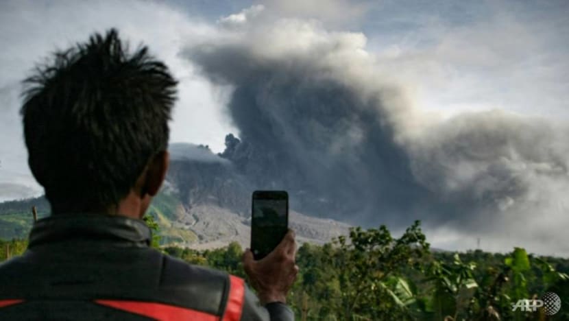 Flight warning as Indonesia's Mt Sinabung erupts again
