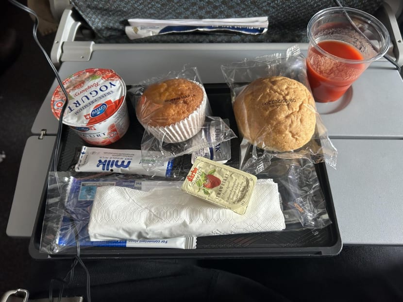 A continental breakfast meal served on a Singapore Airlines flight that a Reddit user named "Low_Ses_Man" claimed was "pathetic".