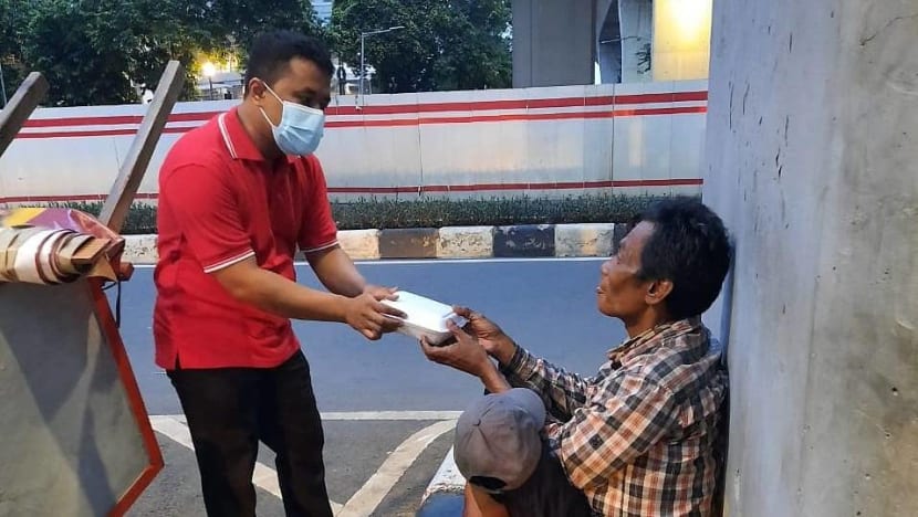 With his minimum wage, Indonesian office boy provides free food for the needy With his minimum wage, Indonesian office boy provides free food for the needy