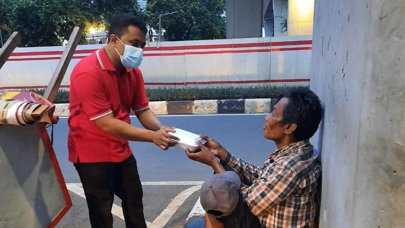 With his minimum wage, Indonesian office boy provides free food for the needy