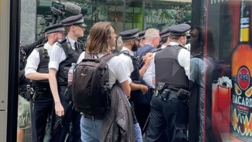 Days after lawmaker's murder prompted fears, UK minister accosted by crowd Days after lawmaker's murder prompted fears, UK minister accosted by crowd
