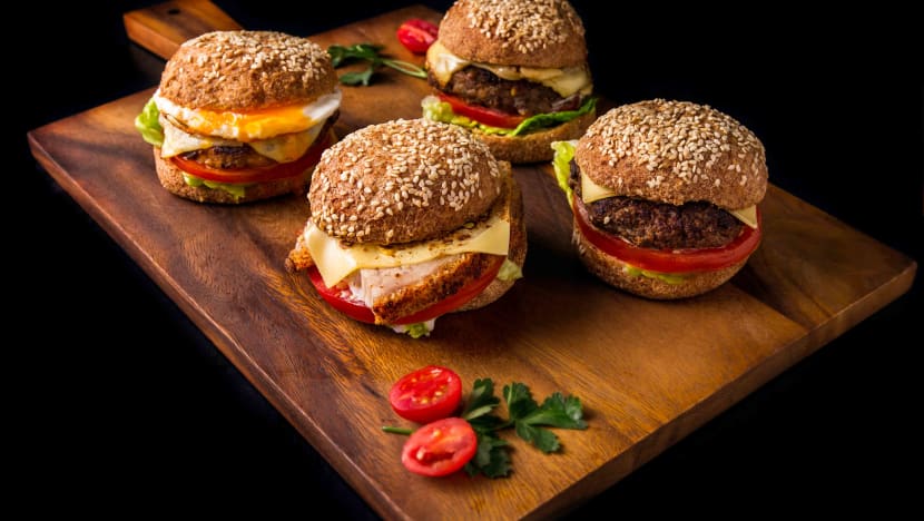 This Ketogenic Burger Contains Just 2.9 Grams Of Carbs In Its Fluffy Buns