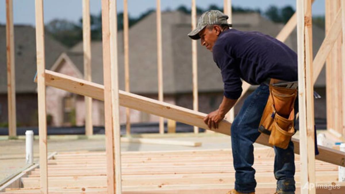 Pembangunan rumah di AS turun secara mengejutkan sebesar 9,5% pada bulan April