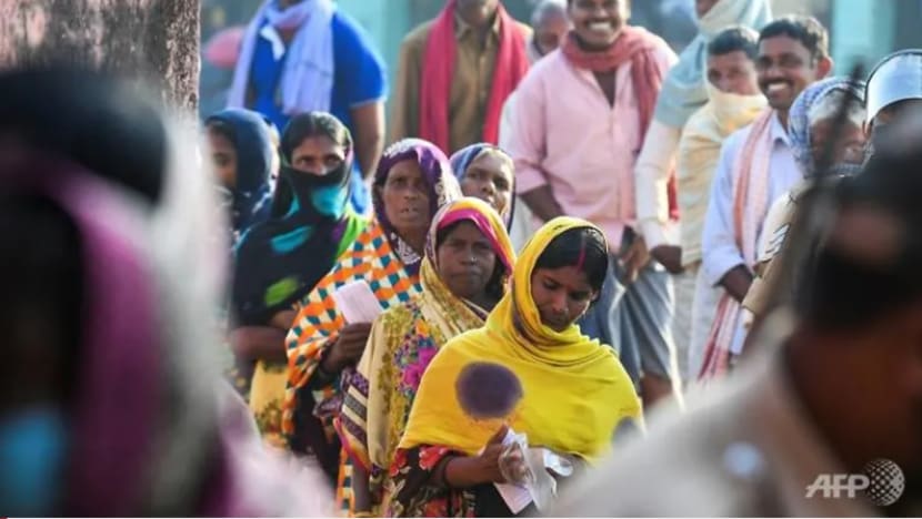 இந்தியா: பீஹாரில் தேர்தல்; வாக்களிக்க வரிசையில் நிற்கும் மில்லியன் கணக்கானோர்