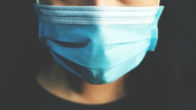 【冠状病毒19】 专家强烈建议人们外出时戴两个口罩
