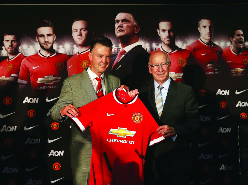 New United boss Louis van Gaal (left) at a press conference with Sir Bobby Charlton yesterday. 
Photo: Getty Images